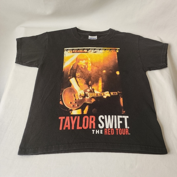 Taylor Swift Concert Tee The Red Tour 2013 Swifties Streetwear Eras Pop Culture - Picture 1 of 9